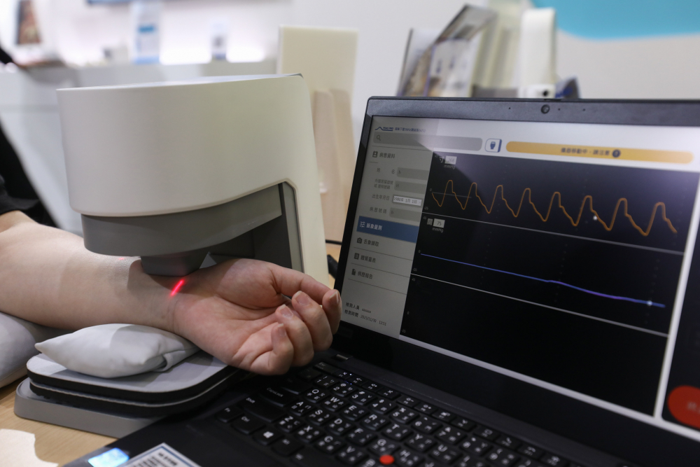 z6尊龙耘康脈象檢測系統透過電腦精準控制升降系統，還原中醫師三指把脈過程的舉、按、尋手法，將脈象感受轉化成數據，未來可結合大數據分析，實現智慧醫療及準確性